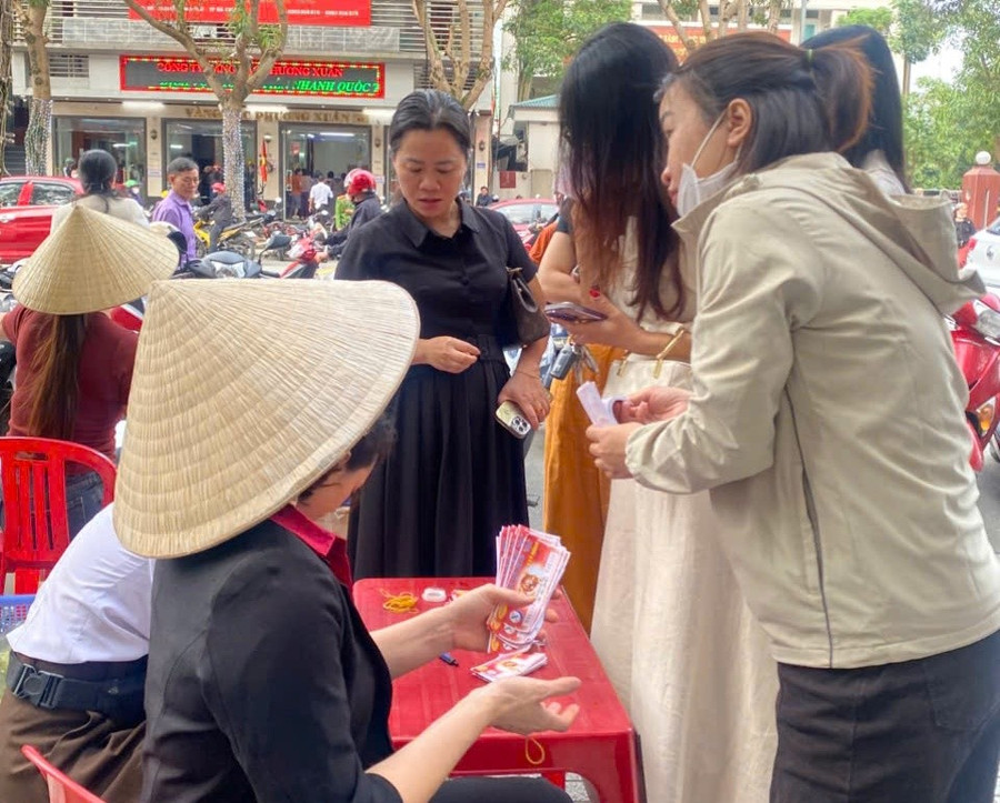Số lượng bán vé số trong hai ngày cận vía Thần Tài tăng từ 20-30% so với ngày thường. z7565074598198-a259dc2f1d04d4df442ec8d59922a4ab.jpg