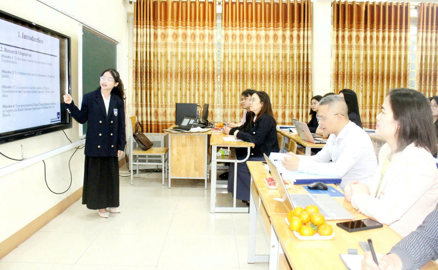 Sinh viên Khoa Quốc tế bảo vệ khóa luận tốt nghiệp trước hội đồng đánh giá, trả lời phỏng vấn của nhà tuyển dụng. a8471ea10f6e8130d87f.jpg