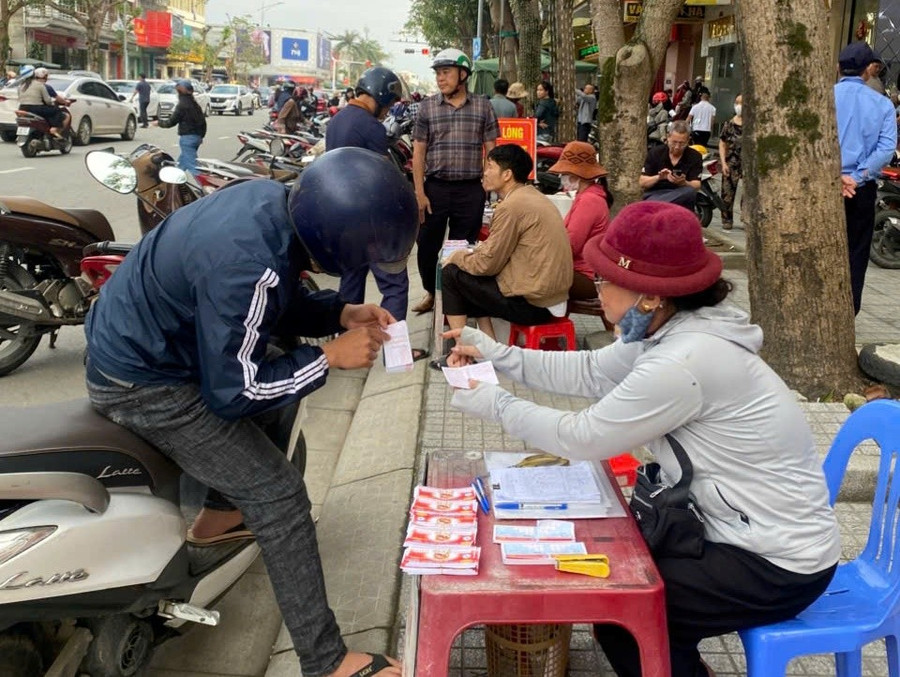 Người dân Hà Tĩnh mua vé số cầu may dịp vía Thần Tài khi giá vàng tăng cao. z7565035369966-8566a1f1fcd692d42cadd85123e4deab.jpg