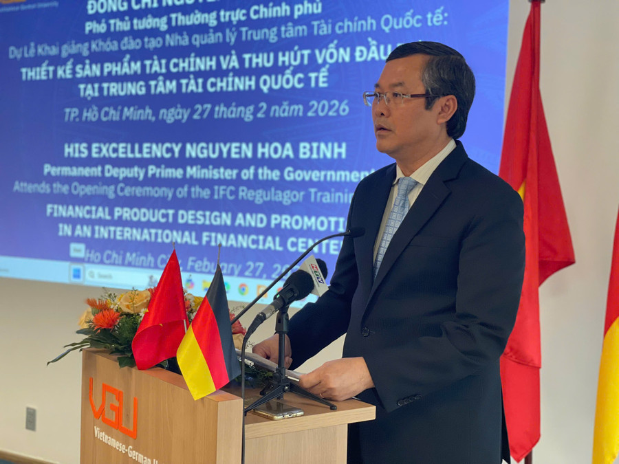 Thứ trưởng Bộ GD&ĐT Nguyễn Văn Phúc phát biểu tại lễ khai giảng. Ảnh: Hà An. d700f764afae21f078bf.jpg