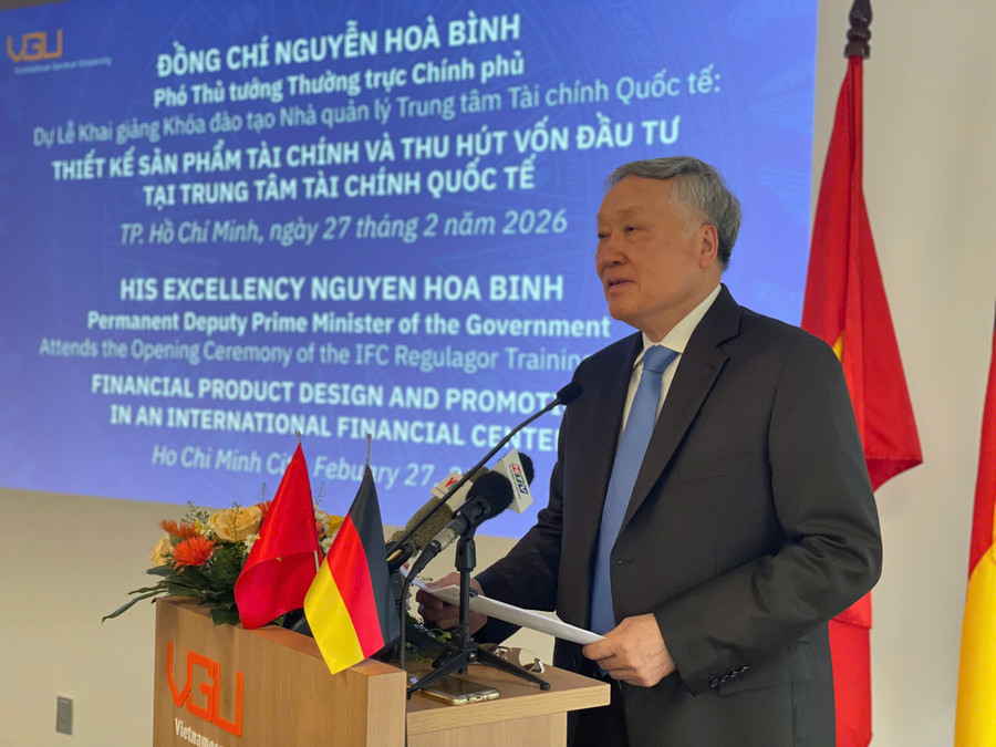 Phó Thủ tướng Thường trực Nguyễn Hòa Bình phát biểu tại lễ khai giảng khóa đào tạo nhân lực Trung tâm tài chính quốc tế tại Trường Đại học Việt Đức. Ảnh: Hà An.