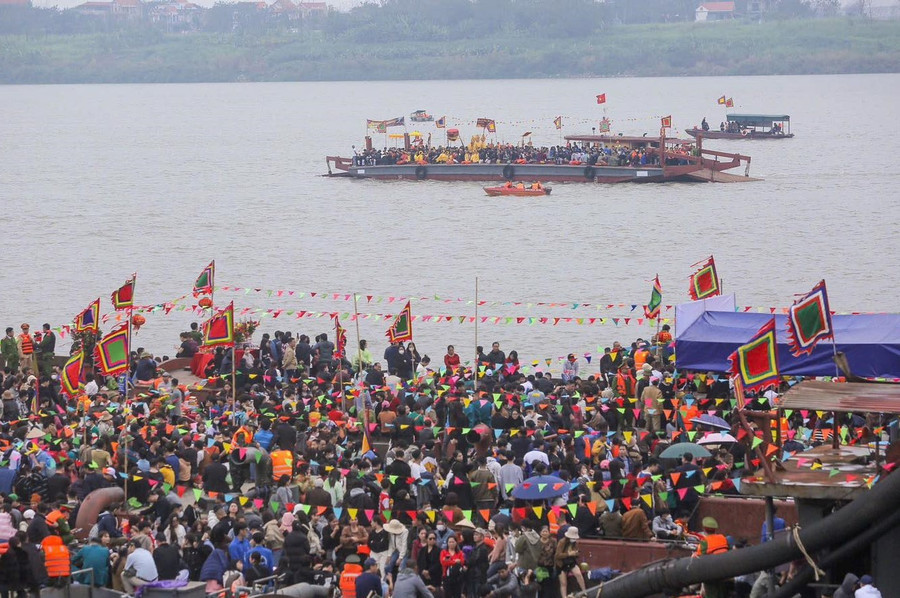 Để đảm bảo an toàn, Lễ hội Đền Và năm nay chỉ đoàn rước thực hiện nghi lễ qua sông bằng thuyền; du khách đi đường bộ qua cầu Vĩnh Thịnh. giu-gia-tri-di-san-trong-mua-le-hoi-4.jpg