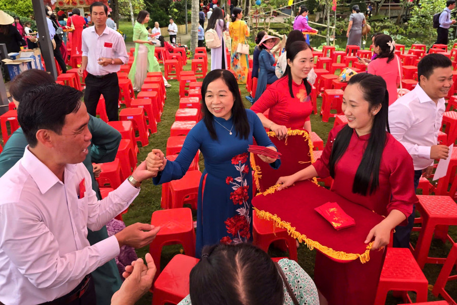 Bà La Thị Thúy tặng chữ cho các giáo viên. z7568854574366-3f0f546ed3d3a248fed8e8ae9f16d281-4123.jpg