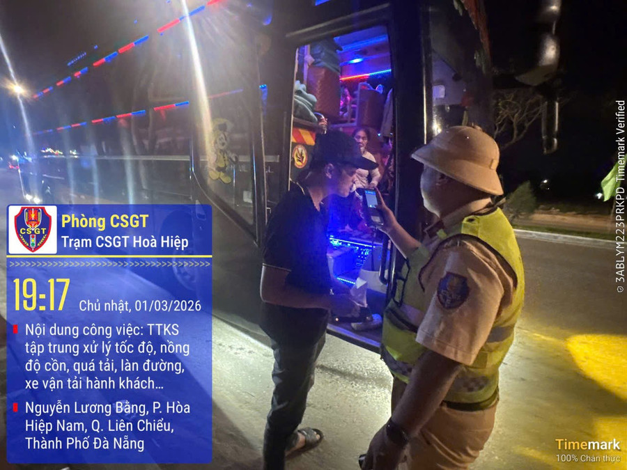 Lực lượng CSGT kiểm tra nồng độ cồn tài xế xe khách. 2789274962673259158.jpg