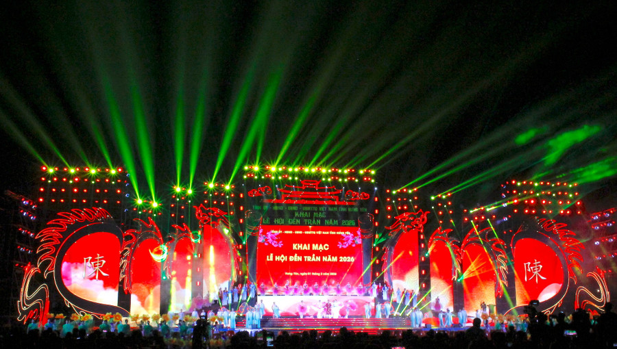Lễ khai mạc với điểm nhấn là chương trình nghệ thuật có chủ đề “Rực sáng di sản triều Trần - Rạng rỡ chào kỷ nguyên mới”.