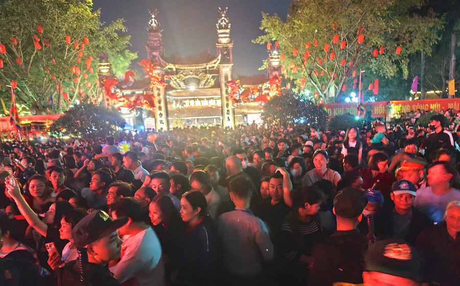 Hàng vạn người dân và du khách dự lễ khai mạc. khai-hoi-den-tren-anh-3.jpg