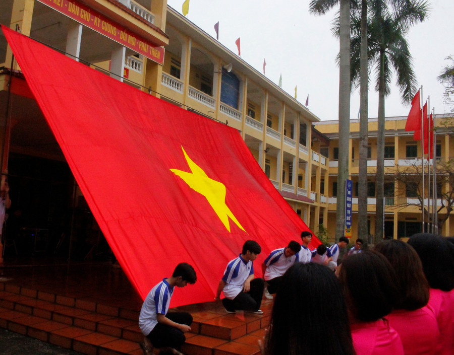 Lá cờ từ Cột cờ Lũng Cú (số hiệu 1513, thượng cờ ngày 14/1, hạ cờ ngày 18/1/2026) tung bay trên sân Trường THPT Vũ Tiên. mg-2460.jpg