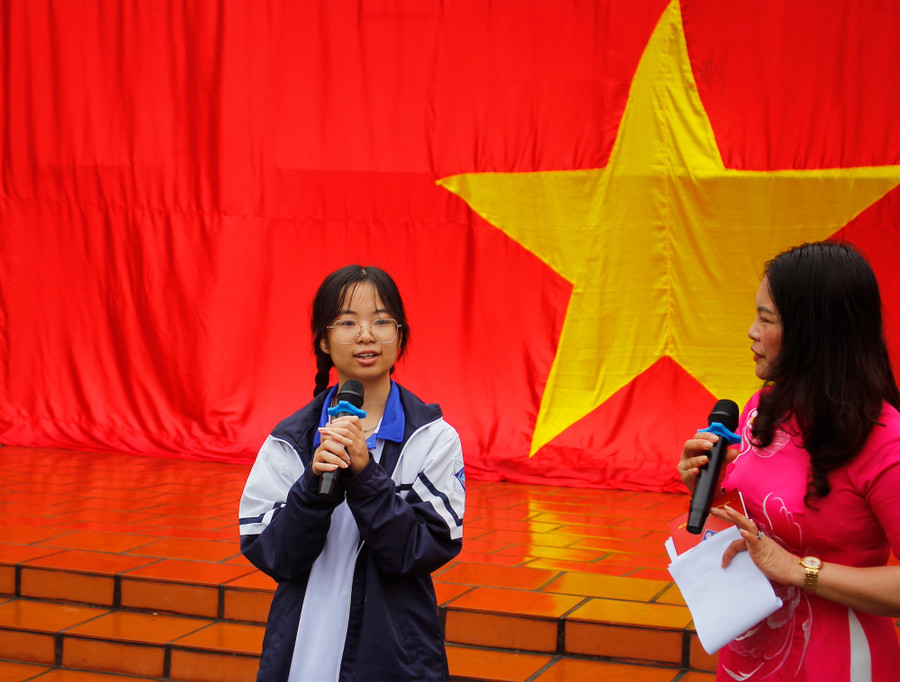 Học sinh hào hứng, tự tin trả lời các câu hỏi tìm hiểu về lịch sử ra đời của lá cờ đỏ sao vàng, ý nghĩa và những sự kiện lịch sử liên quan. mg-2502.jpg