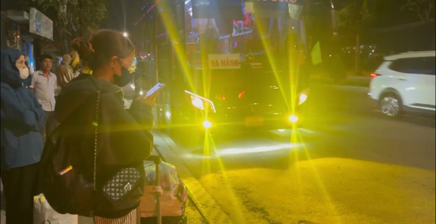 53 người trên xe khách 38 chỗ. Ảnh: Công an