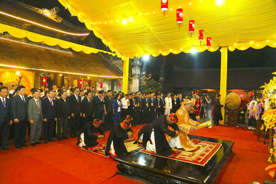 Các đại biểu dự lễ dâng chúc văn bái yết, dâng hương các vua Trần. khai-hoi-den-tran-anh-4.jpg