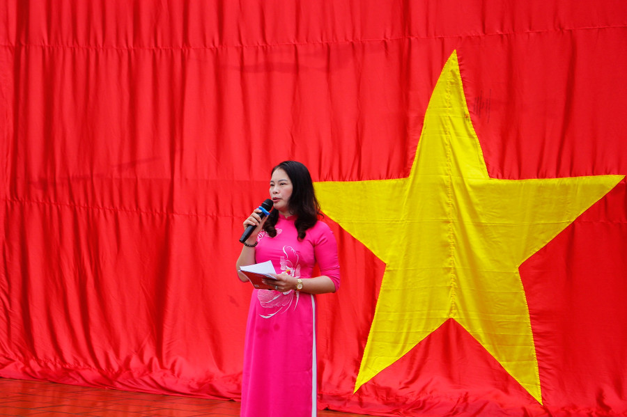Nhà giáo Nguyễn Thị Huệ - Hiệu trưởng Trường THPT Vũ Tiên giới thiệu đến toàn thể các em học sinh về lịch sử của lá Cờ đỏ sao vàng. mg-2492.jpg