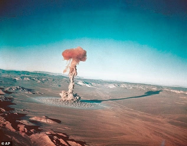 Khu vực 52 đã là nơi thử nghiệm vũ khí của quân đội Mỹ suốt nhiều thập kỷ, gồm các vụ nổ hạt nhân trên mặt đất trong thập niên 1940 và 1950. dong-dat-bi-an-lien-tiep-gan-can-cu-tuyet-mat-cua-my-3.jpg