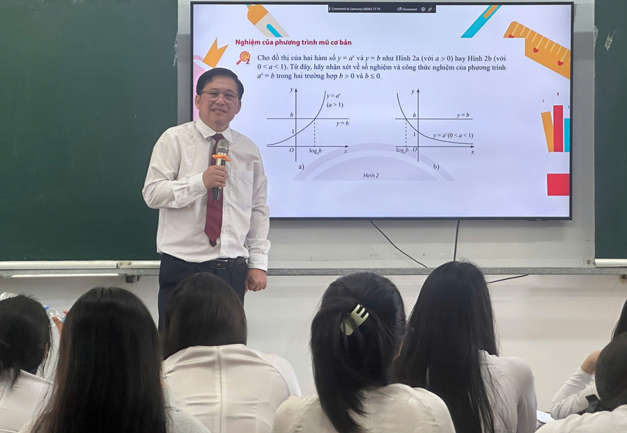 Thầy Vũ Ngọc Hòa - Trường THPT Ngô Quyền (Đồng Nai) trong giờ dạy Toán. Ảnh: NTCC trung-tam-cua-doi-moi1.jpg