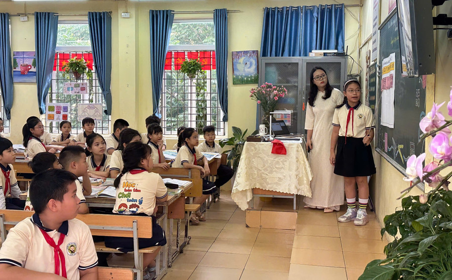 Học sinh Trường Tiểu học Chu Văn An (Đại Thanh, Hà Nội) trình bày ý kiến trong tiết học. Ảnh: NTCC