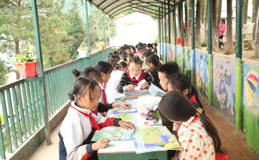 Các hoạt động ngoại khóa tại thư viện xanh, thu hút các em học sinh vùng cao đến trường đều đặn. (Ảnh: Phạm Hoan)
