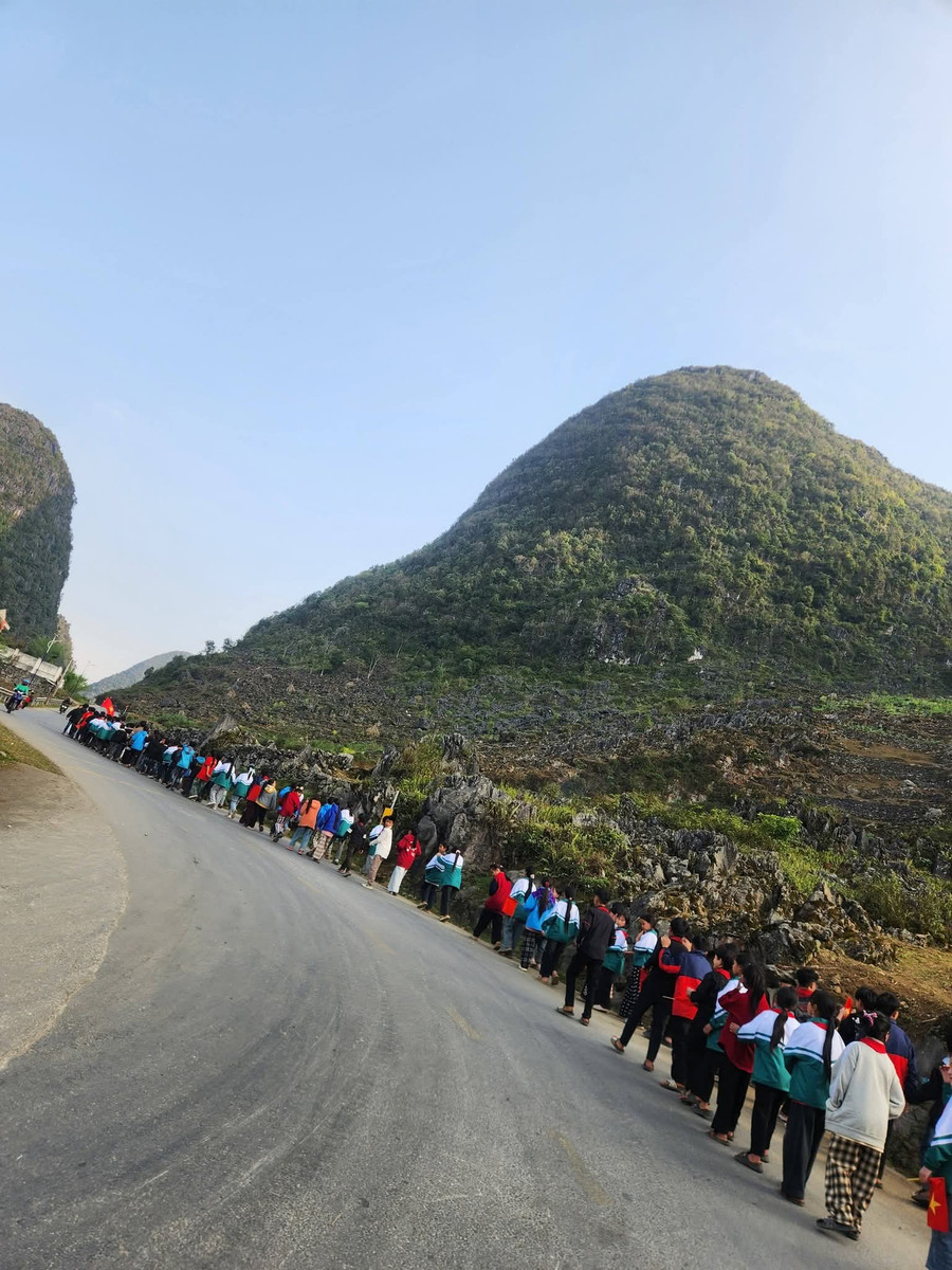 Hoạt động giúp tuyên truyền tới người dân vùng cao ý nghĩa của Ngày hội toàn dân. 1000048294.jpg