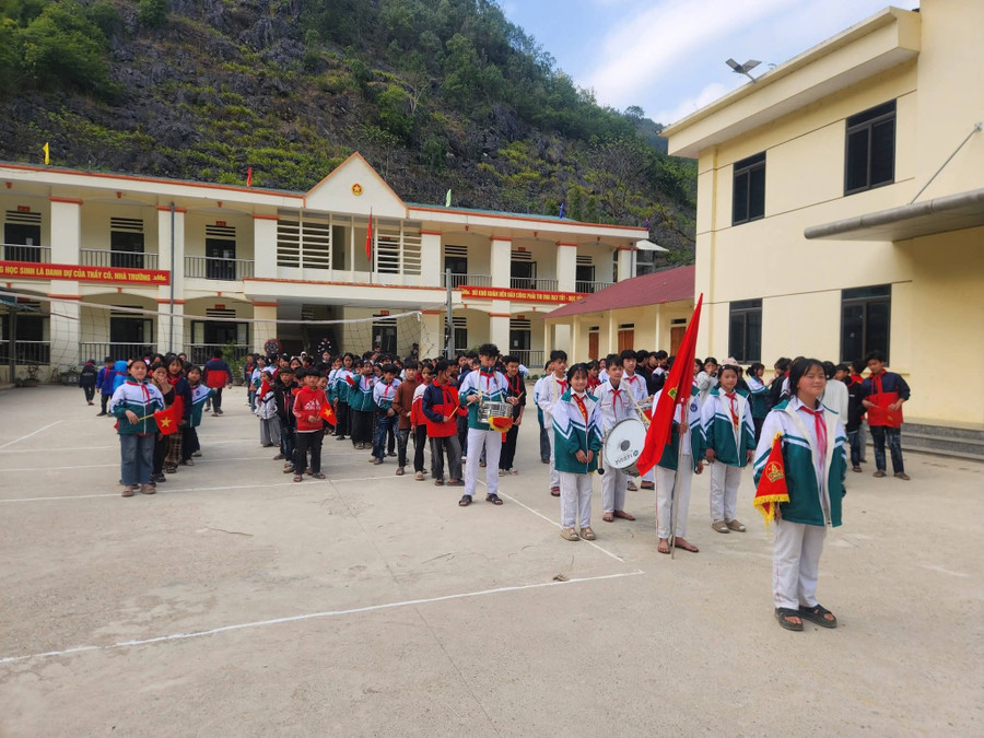 Không khí rộn ràng trong các ngôi trường. 1000048293.jpg