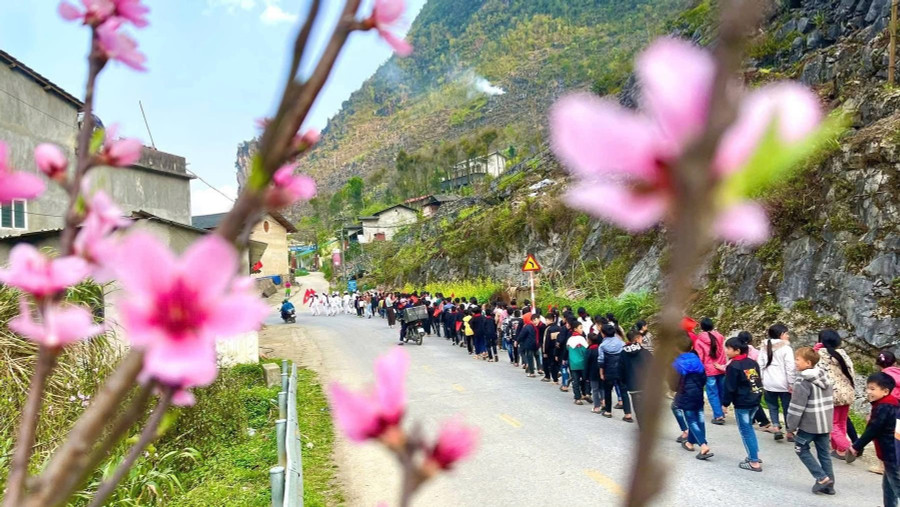 Không khí rộn ràng dưới sắc xuân vùng cao. 1000048298.jpg