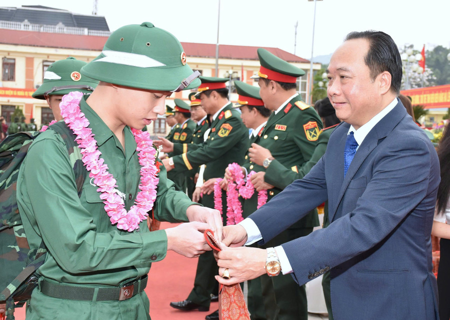 Ông Nguyễn Minh Phú, Phó Chủ tịch UBND tỉnh Điện Biên tặng quà tân binh lên đường nhập ngũ.