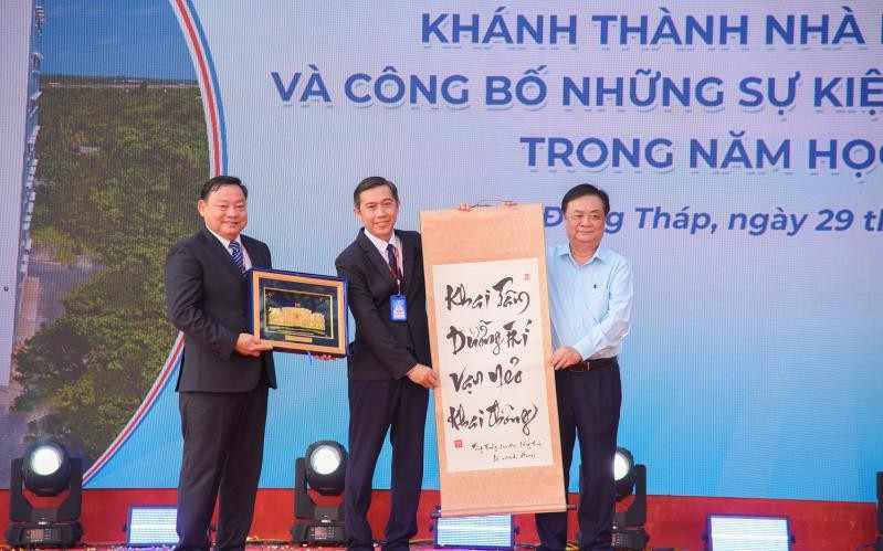 Ông Lê Minh Hoan, Phó Chủ tịch Quốc hội tặng thư pháp và quà lưu niệm cho Trường ĐH Đồng Tháp nhân dịp khánh thành tòa nhà Khát vọng.