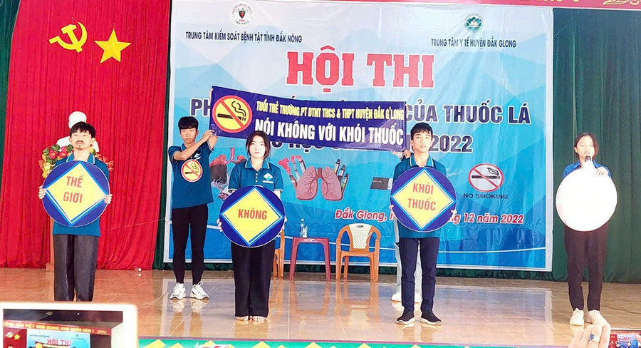 Trường PT DTNT THCS & THPT Đắk Glong (tỉnh Lâm Đồng) tổ chức hội thi tuyên truyền về phòng chống tác hại của thuốc lá.