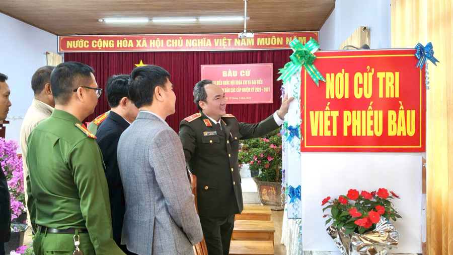 Thiếu tướng Trương Minh Đương, Giám đốc Công an tỉnh kiểm tra các điểm bầu cử tại xã Lạc Dương.