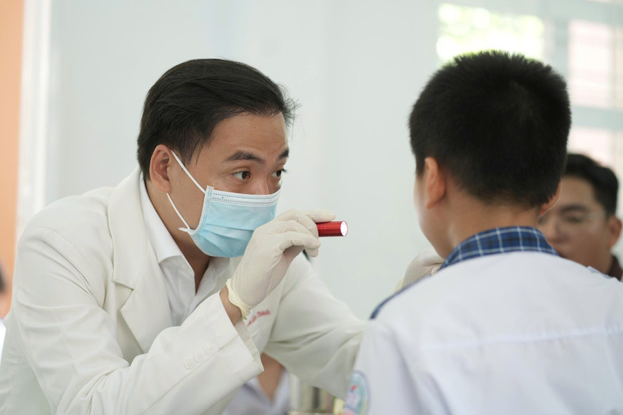 Bác sĩ khám và tư vấn sức khỏe răng miệng cho học sinh tại chương trình.