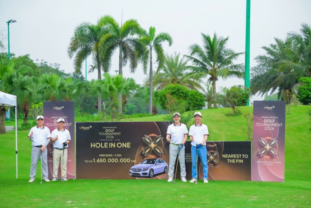 Các golfer chụp ảnh lưu niệm tại giải đấu Các golfer chụp ảnh lưu niệm tại giải đấu