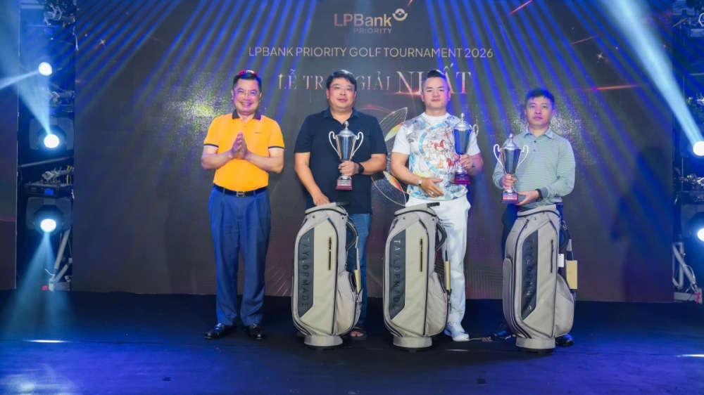 Các Golfer nhận giải Nhất tại Gala LPBank Priority Golf Tournament 2026 Các Golfer nhận giải Nhất tại Gala LPBank Priority Golf Tournament 2026