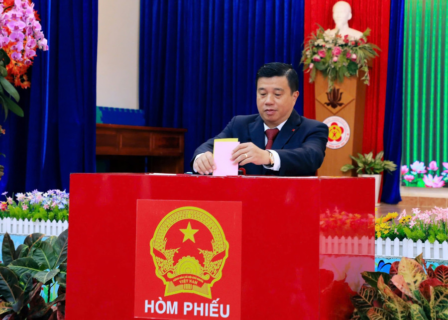 Bí thư Tỉnh ủy, Trưởng đoàn ĐBQH tỉnh Lâm Đồng khóa XV Y Thanh Hà Niê Kđăm bỏ phiếu tại khu vực bỏ phiếu số 21, phường Xuân Hương.