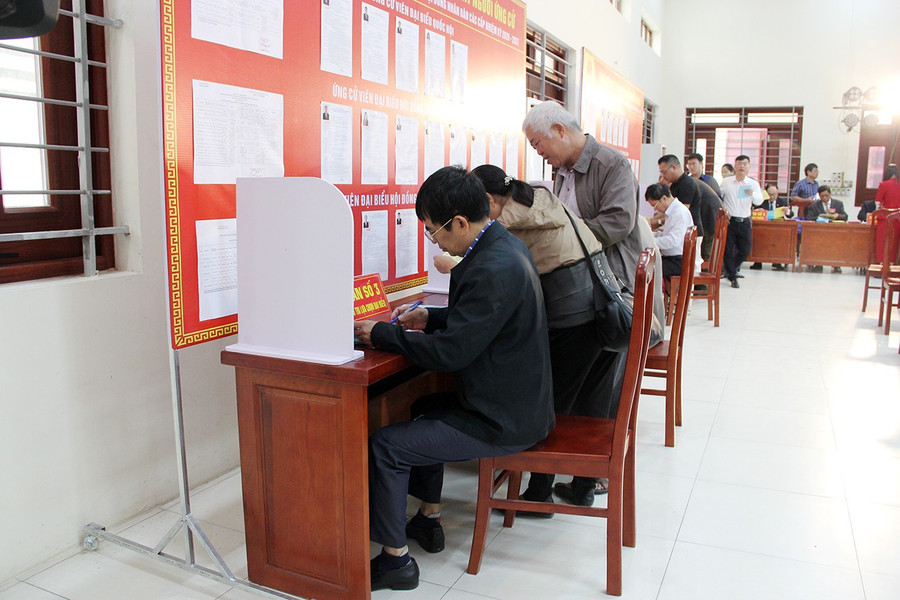 Cử tri phường Bắc Giang gửi gắm niềm tin qua mỗi lá phiếu.