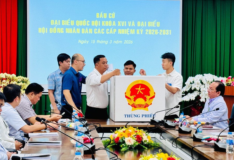 Các cử tri là y, bác sĩ Bệnh viện đa khoa Tiền Giang bỏ phiếu. Ảnh: H. Quân.