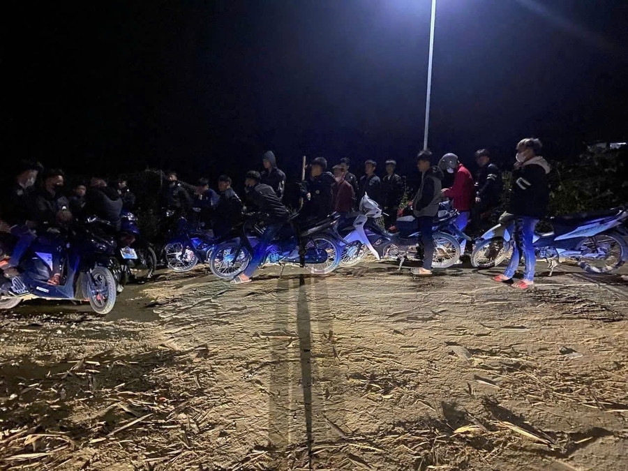 Nhóm thanh thiếu niên tụ tập trong đêm.