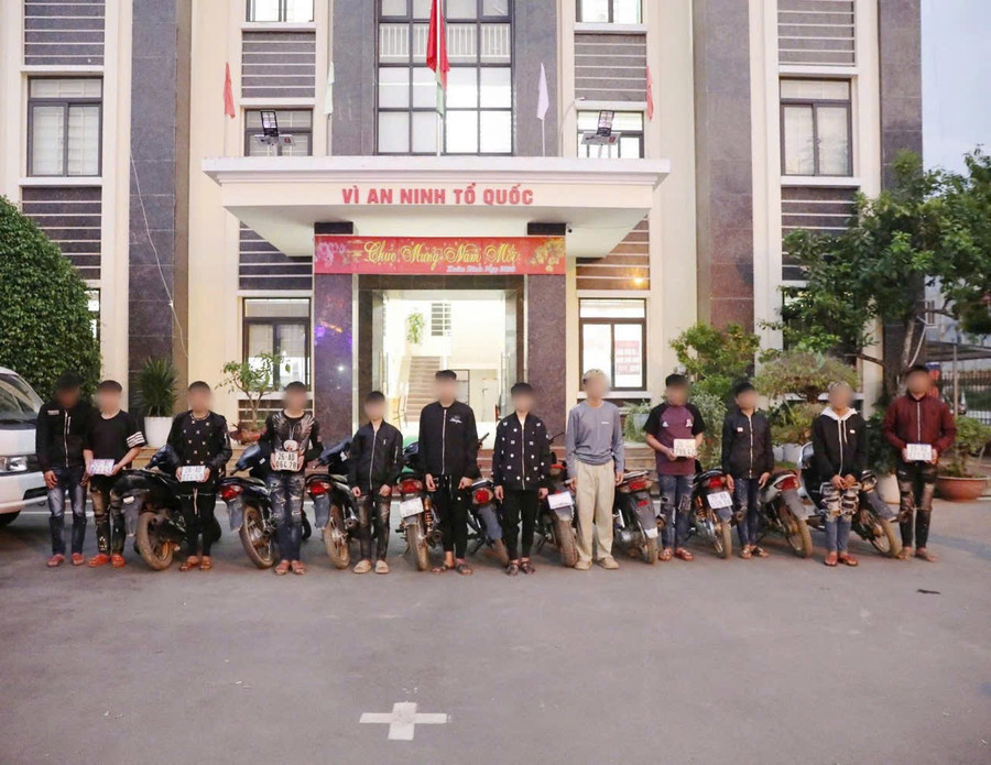 Nhóm thanh thiếu niên tại cơ quan công an. z7648359408358-669e5d453b0bc5debf5edd9b9119b335.jpg