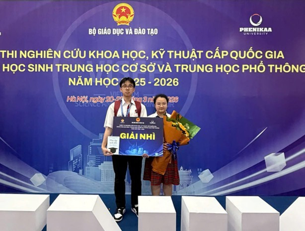 Hai học sinh đến từ Trường Tiểu học, THCS và THPT Hoàng Việt đoạt giải Nhì cấp quốc gia. (Ảnh: CVP)