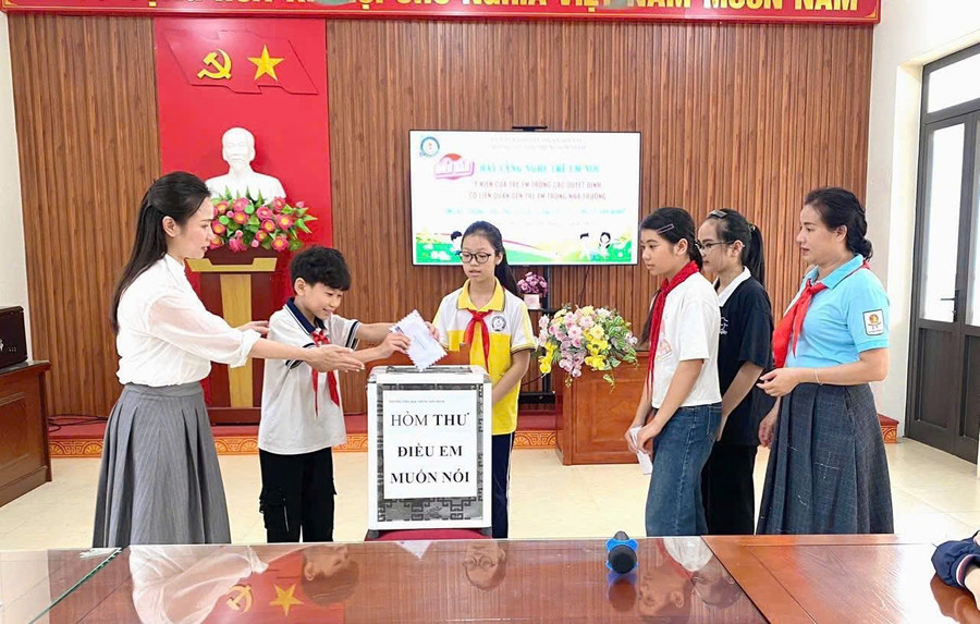 Học sinh bỏ vào hòm thư