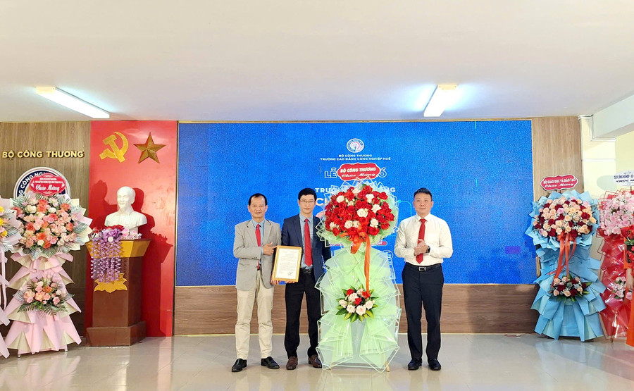 Ban Giám hiệu nhà trường (trái) đón nhận quyết định của Bộ GD&ĐT về việc công nhận Trường Cao đẳng Công nghiệp Huế là Trường Cao đẳng chất lượng cao. z7662229545188-fa5f07fddb39d20ae396851db40eae84.jpg