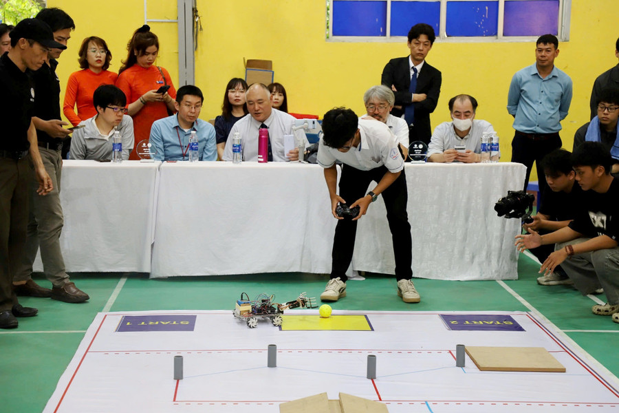 Các sinh viên thi tài trong Cuộc thi Robocon. z7662740040541-ccb4814afde6d00edaf94a99cb86bd44.jpg