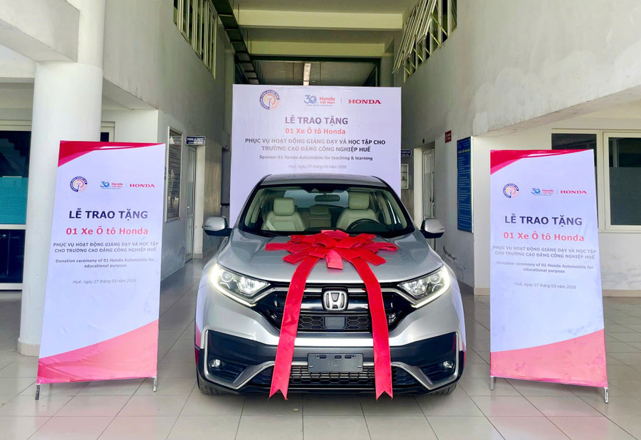 Trao tặng xe ô tô Vinfast và Honda cho hoạt động giảng dạy, học tập nhà trường. z7662746112174-7ec55d87188d8e4f23b062827d6ca36e.jpg