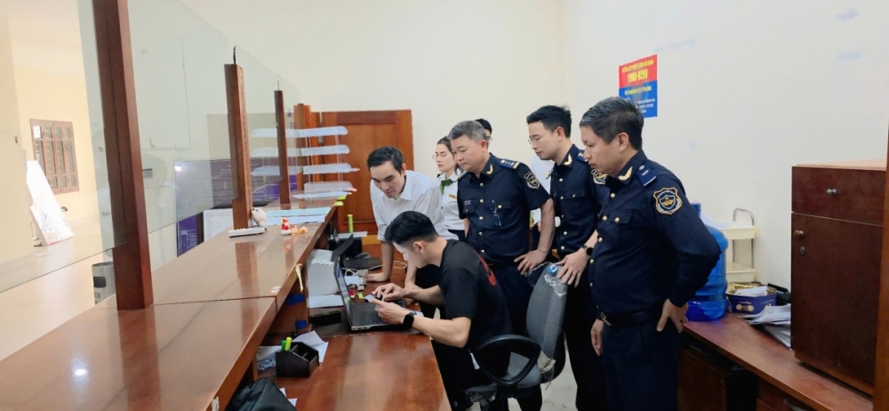 Hải quan khu vực VI cùng với doanh nghiệp rà soát hệ thống để triển khai Phần mềm quản lý phương tiện xuất nhập cảnh. Hải quan khu vực VI cùng với doanh nghiệp rà soát hệ thống để triển khai Phần mềm quản lý phương tiện xuất nhập cảnh.