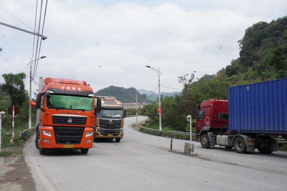 Hàng hóa thông quan tại cửa khẩu Tân Thanh. Ảnh: H.Nụ Hàng hóa thông quan tại cửa khẩu Tân Thanh. Ảnh: H.Nụ