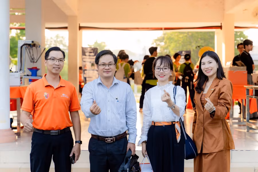 Ông Võ Văn Bé Hai (ở giữa), Phó Giám đốc Sở GD&ĐT Vĩnh Long cùng ban tổ chức chương trình.