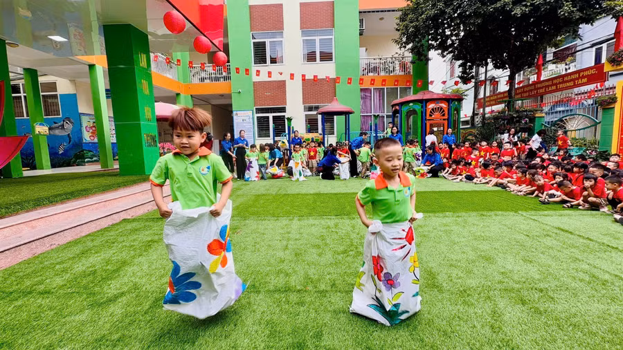 Hoạt động ngoài trời của trẻ tại Trường Mầm non Hà Lầm, phường Hà Lầm (Quảng Ninh).