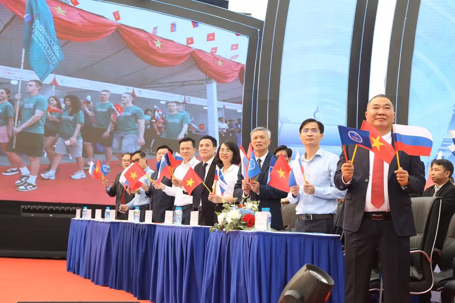 Đại diện Ban tổ chức hân hoan chào đón các đơn vị tham dự ngày hội. h6.jpg