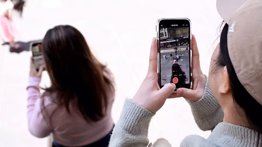 Vấn đề không chỉ nằm ở việc có nên cho trẻ sử dụng điện thoại hay không, mà là làm thế nào để các em sử dụng công nghệ một cách lành mạnh và có kiểm soát. Ảnh: INT