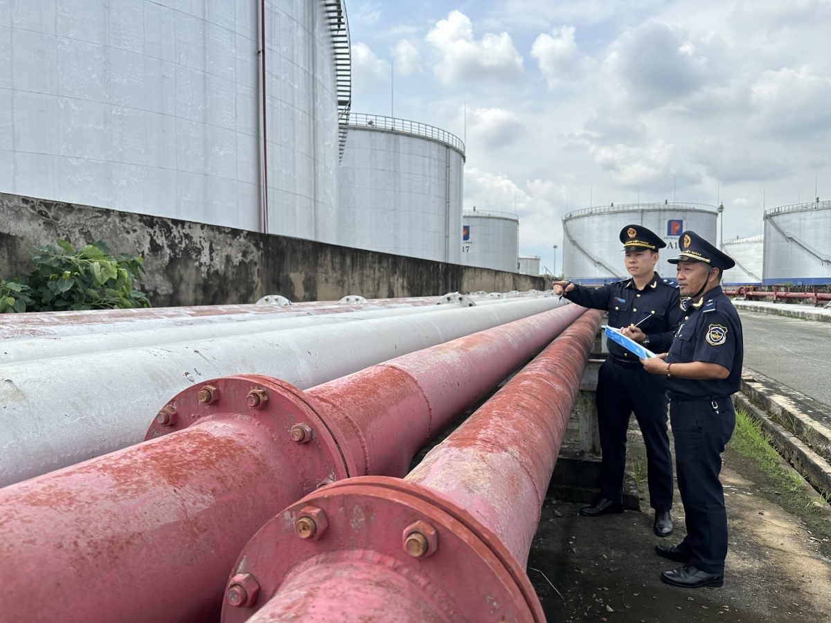 Công chức Hải quan khu vực II trực 24/7 thông quan các lô hàng xăng dầu nhập khẩu Công chức Hải quan khu vực II trực 24/7 thông quan các lô hàng xăng dầu nhập khẩu