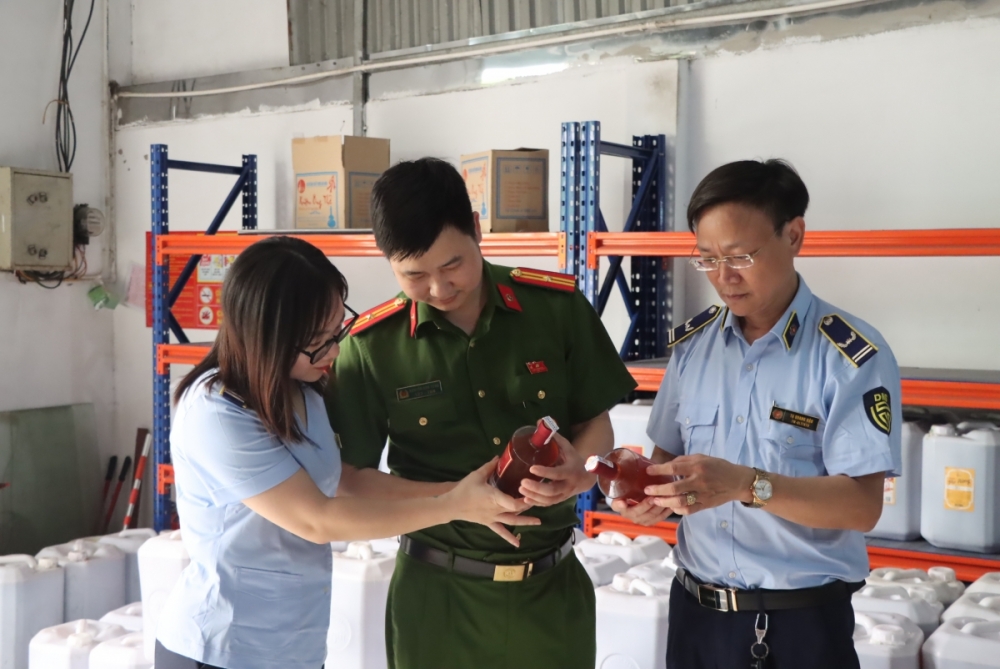 Phát hiện điểm chứa trữ gần 9.000 lít rượu có dấu hiệu vi phạm tại Hà Nội Phát hiện điểm chứa trữ gần 9.000 lít rượu có dấu hiệu vi phạm tại Hà Nội