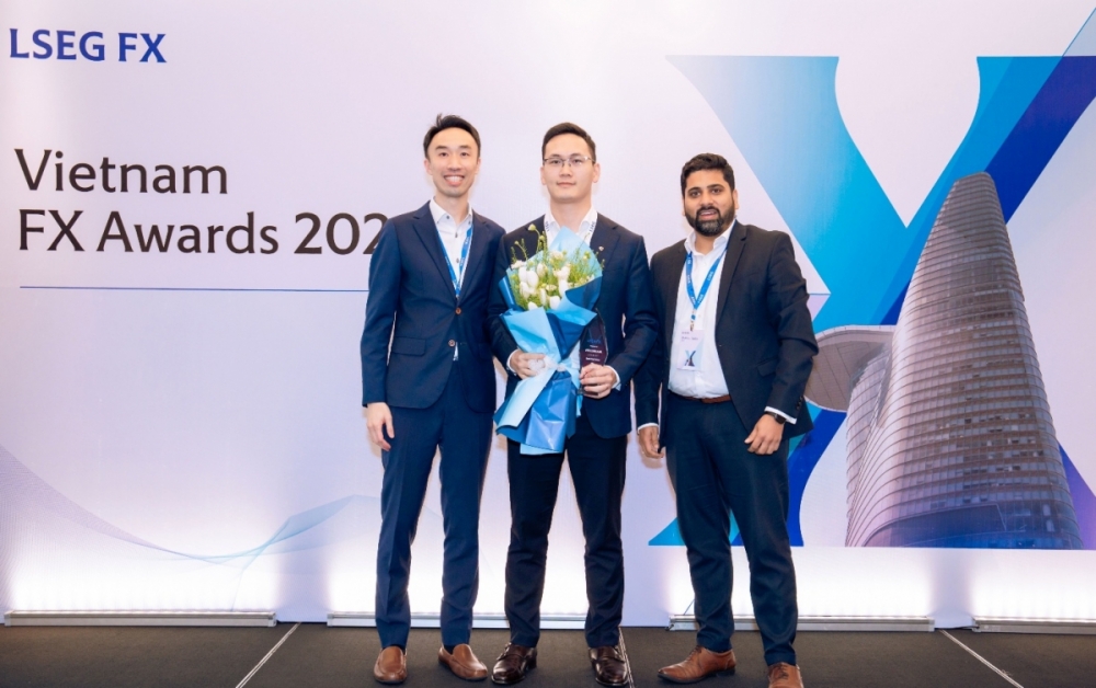 Đại diện Vietcombank nhận giải thưởng tại Lễ trao giải Vietnam FX Awards 2026