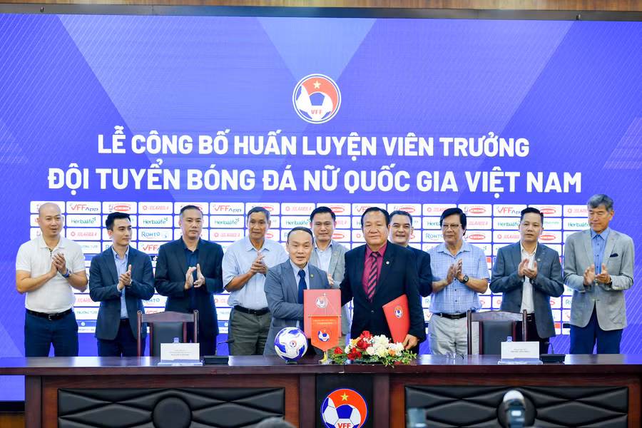 Tổng thư ký VFF Nguyễn Văn Phú trao hợp đồng cho huấn luyện viên Hoàng Văn Phúc.