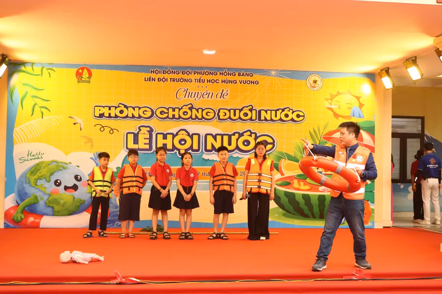 Ông Phạm Quốc Việt, người sáng lập đội cứu hộ FAS Angel trang bị kiến thức phòng chống đuối nước cho học sinh.